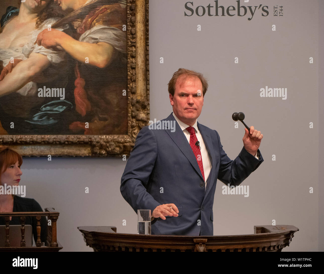 Sotheby's, London, Großbritannien. 3. Juli 2019. Im Sommer Alte Meister Abend Verkauf bietet Gemälde aus dem 14. - 19. Jahrhundert, die von vielen der wichtigsten Maler der westlichen Kunst. zu den Highlights gehören ein Meisterwerk von jedem der größte der britischen Landschaft Maler - Turner, Constable und Gainsborough - und außergewöhnliche Werke vom Barock von Ribera und die aussergewöhnlich seltene Johann Liss. Verkauf Total für den Abend war 56,205,950 £ Sterling und die Auktion wurde von Harry Dalmeny, Vorsitzender von Sotheby's UK (abgebildet). Credit: Malcolm Park/Alamy Leben Nachrichten. Stockfoto