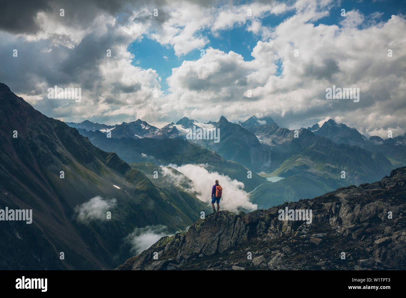 Bergsteiger genießt Aussicht im Pitztal, E5, Alpenüberquerung, 4. Phase, Skihütte Zams, Pitztal, Lacheralm, Wenns, Gletscherstube, Zams den Braunschweiger Hü Stockfoto