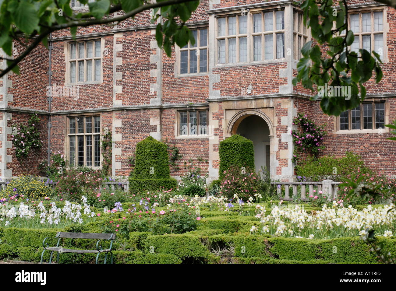 Doddington Hall von der ummauerten West Garden während Iris Woche Doddington Halle und Gärten, Lincolnshire, England, UK gesehen Stockfoto