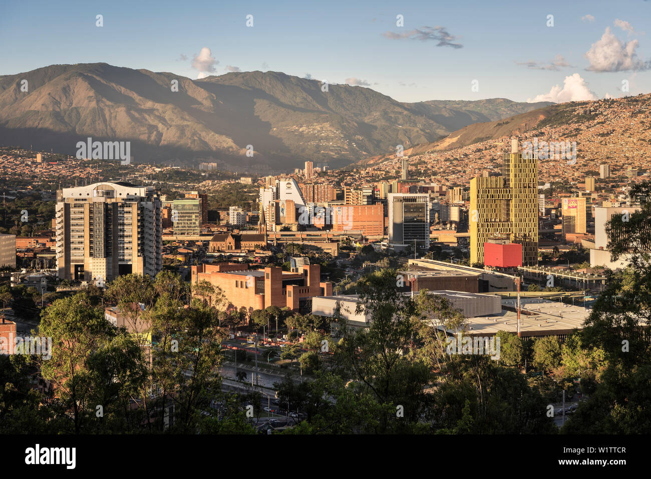 Blick vom Cerro de Nutibara in der Innenstadt von Medellin mit Wolkenkratzern und Andengipfel, Departmento Antioquia, Kolumbien, Südamerika Stockfoto