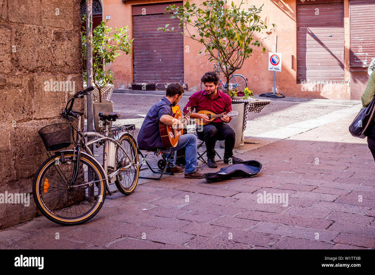 Straße musisciants im Universitätsviertel, Bologna, Emilia Romagna, Italien, Europa Stockfoto