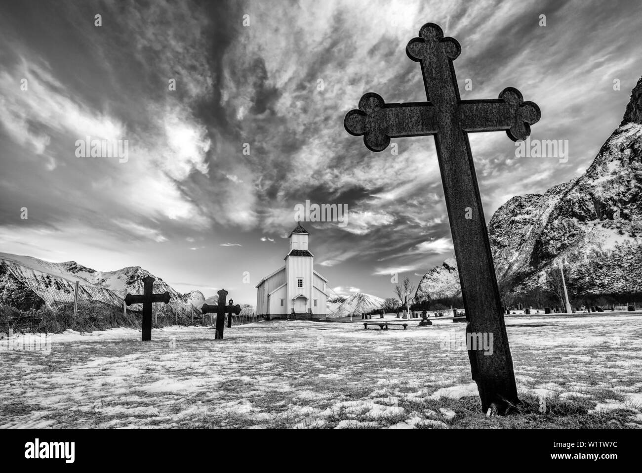 Kirche und Friedhof in Gimsoy in der Dämmerung, Gimsoy, Lofoten, Nordland, Norwegen Stockfoto