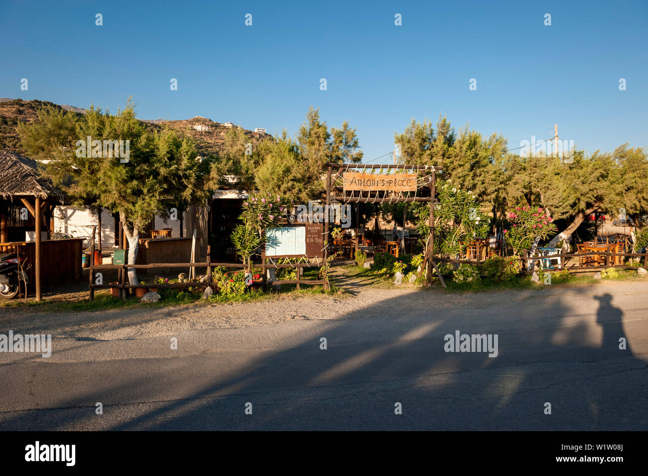 Direkt am Meer am Abend mit Restaurant, Plakias, Kreta, Griechenland, Europa Stockfoto