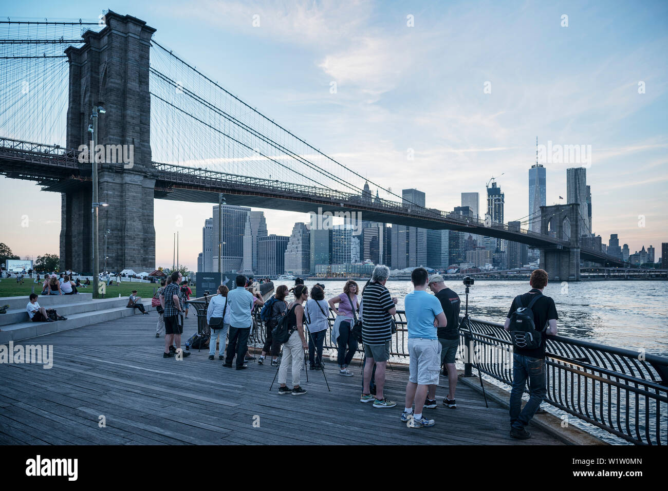 Viele Fotografen mit Stativ fotografieren der Brooklyn Bridge und die Skyline von Manhattan, Brooklyn, New York City, New York City, USA Stockfoto