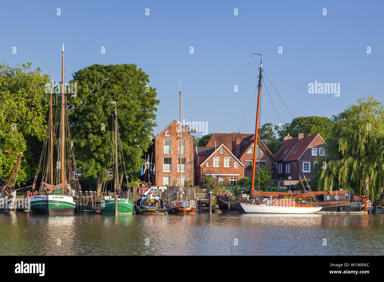 Häuser der Altstadt durch den Hafen von Leer, Ostfriesland, Friesland, Niedersachsen, Norddeutschland, Deutschland, Europa Stockfoto