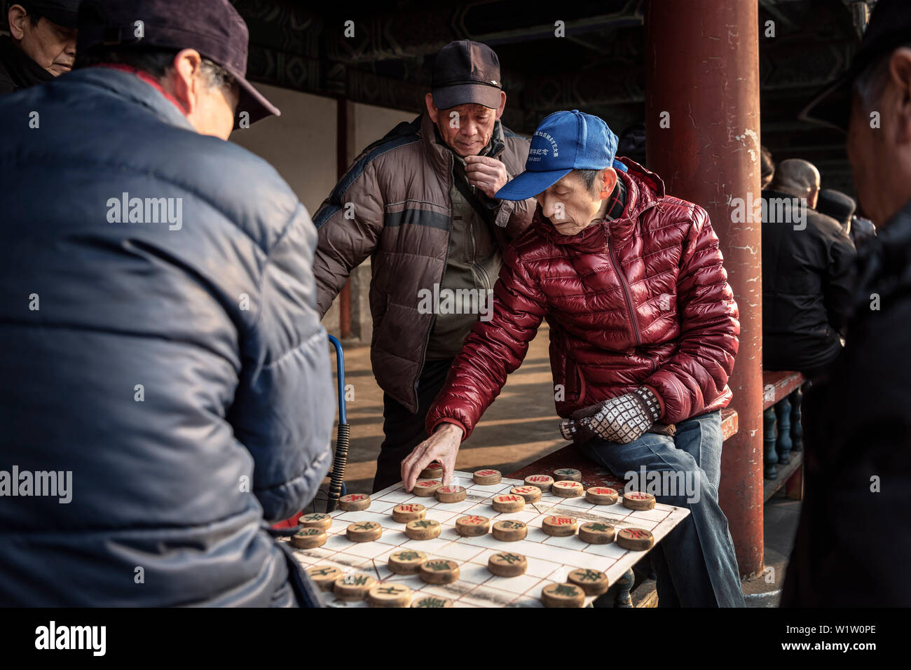 Die chinesischen Männer spielen brettspiel im Tempel des Himmels Park, Peking, China, Asien, UNESCO Weltkulturerbe Stockfoto