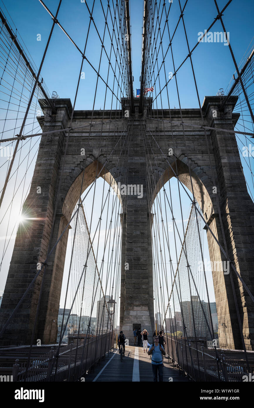 Fußgänger auf der Brooklyn Bridge, NEW YORK CITY, New York City, Vereinigte Staaten von Amerika, USA, Nordamerika Stockfoto