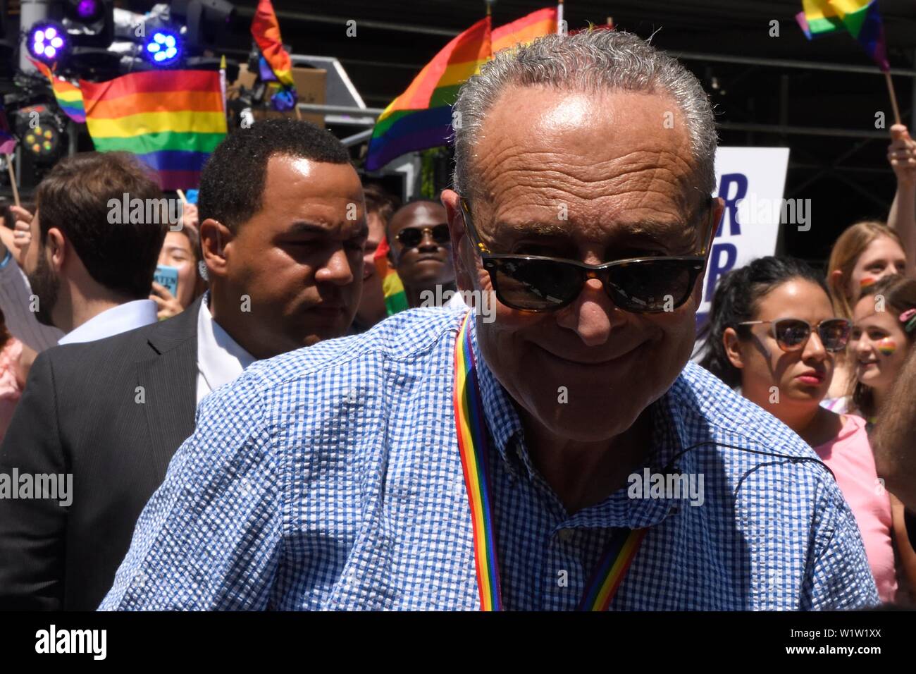 NEW YORK, NY - 30. Juni: Senator Chuck Schumer (NY-D) besucht die WorldPride NYC 2019 Pride am 30. Juni 2019 in New York City. Stockfoto