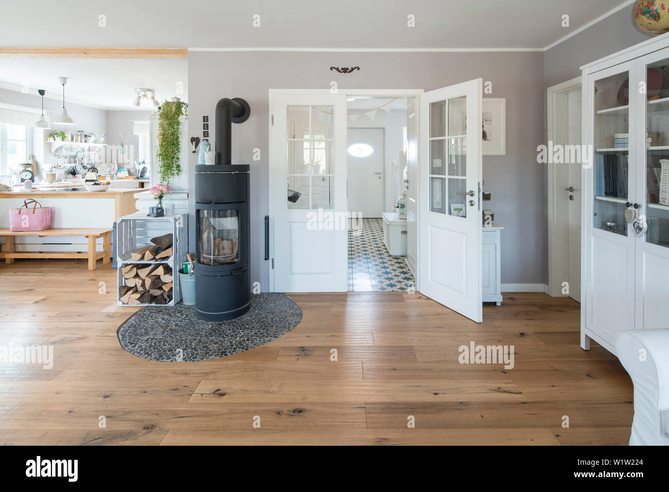 Modernen nordischen Wohnzimmer im Haus mit weißen und grauen Möbeln und Holzfußboden, Korbach, Hessen, Deutschland, Europa Stockfoto