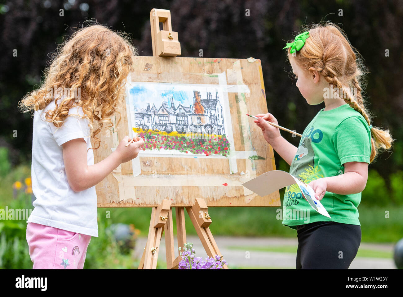 Daisy und Leonora (Green T-Shirt + Bogen) genießen einen Teddybären- und Malworkshop im Schloss Lauriston, um ihr Sommerprogramm zu feiern. Stockfoto