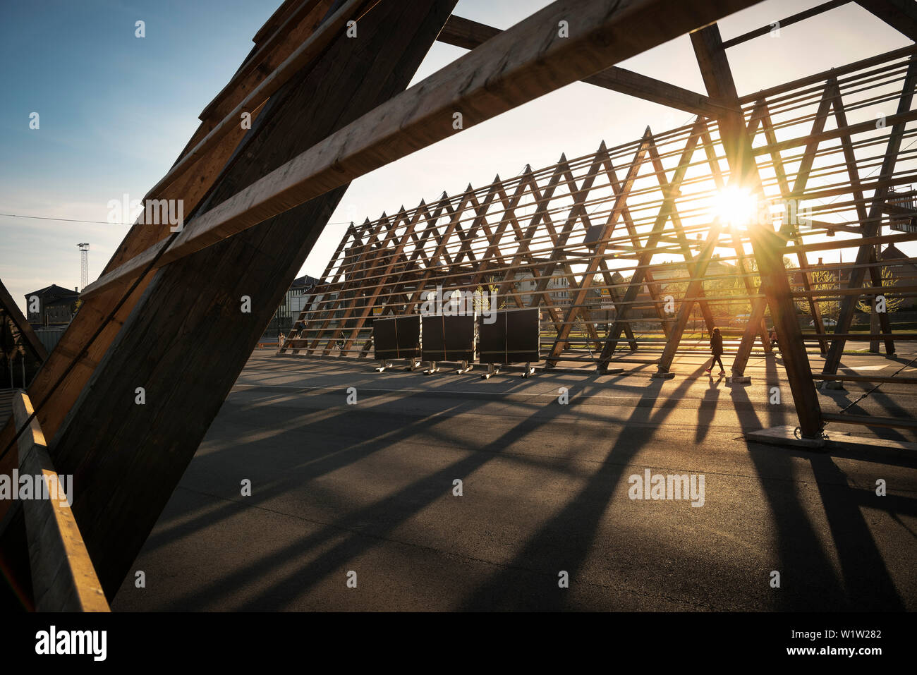 Einstellung scheint die Sonne durch die Holzkonstruktion Salz (eine nomadische Art Projekt) am Dock von Langkaua in der Nähe von Oper, Oslo, Norwegen, Skandinavien, Europ. Stockfoto
