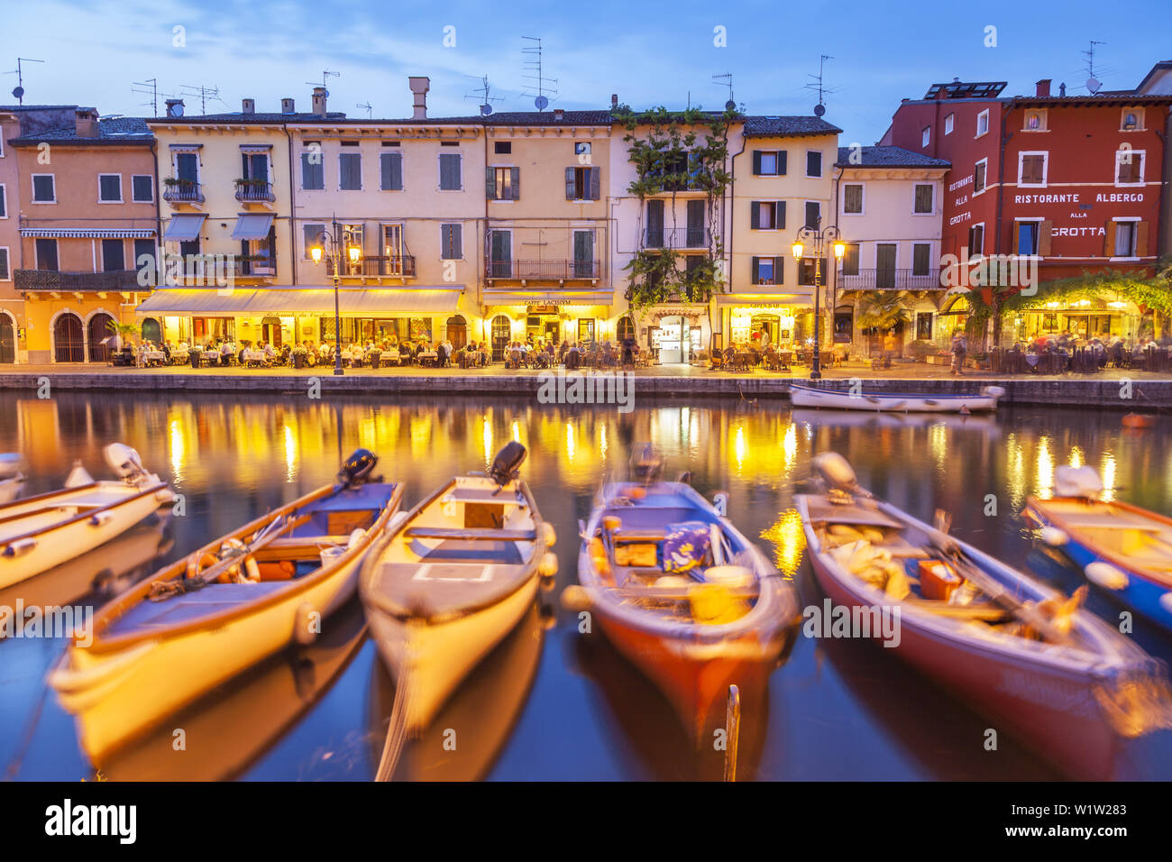 Fischerboote im Hafen von Lazise am Gardasee, Nördliche Italienische Seen, Venetien, Norditalien, Italien, Südeuropa, Europa Stockfoto