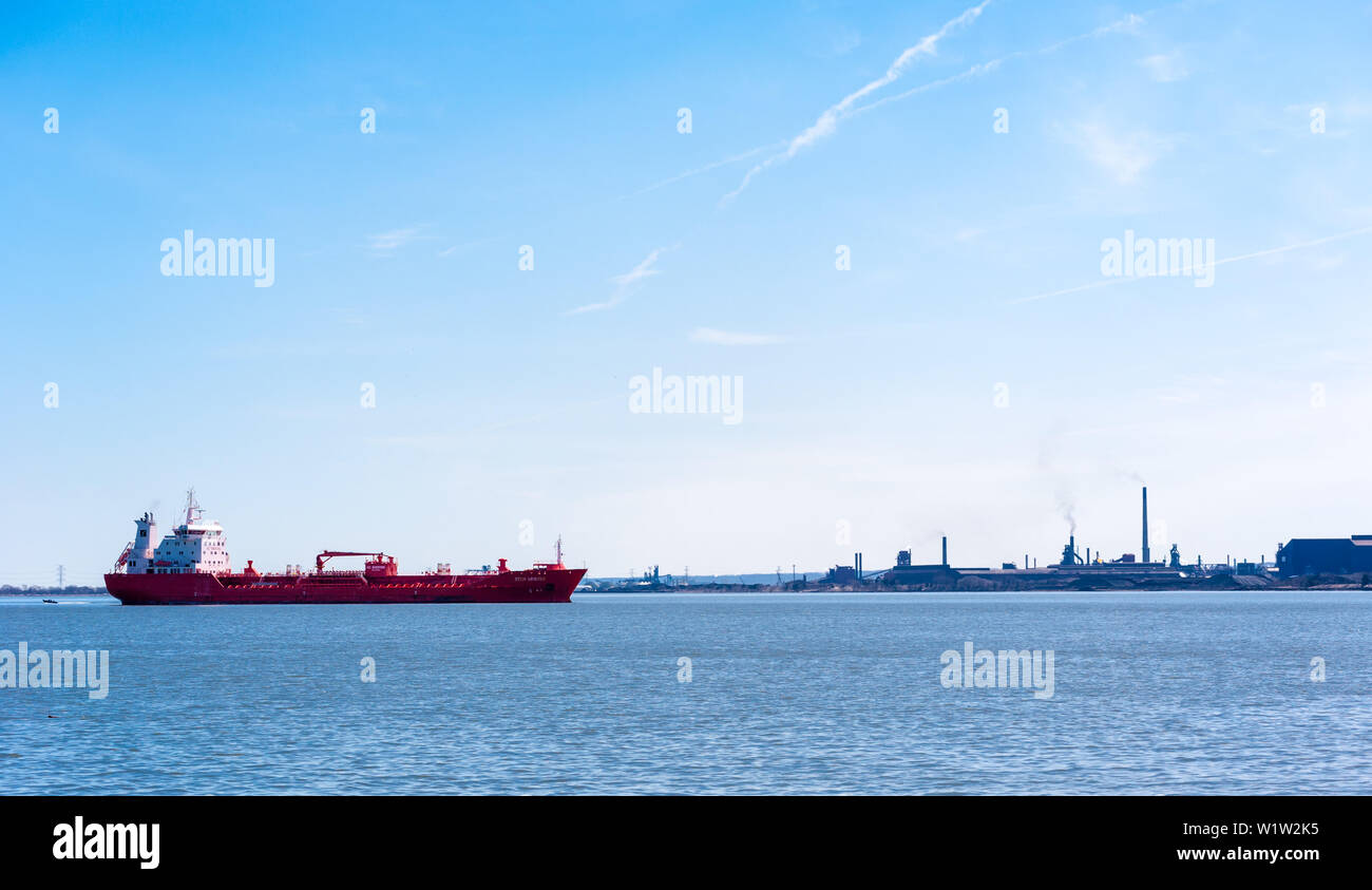 HAMILTON, Kanada - 21. APRIL 2018: Die Öl- und Chemikalientanker, zehn Moster" ist vor Anker im Hafen von Hamilton in der Nähe vom Industriegebiet der Stadt. Stockfoto