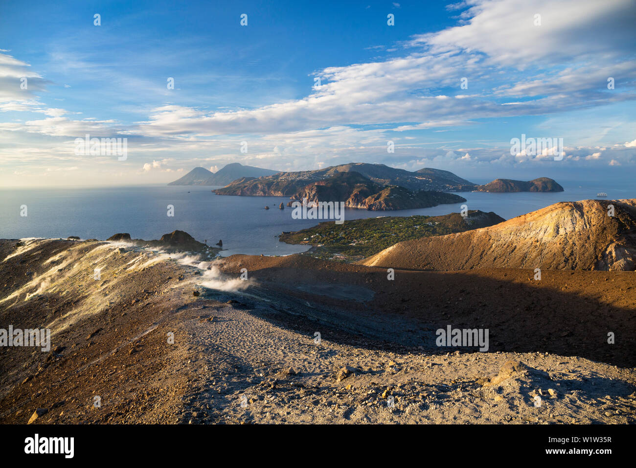 Panoramablick von der Krater von Vulcano, Salina und Lipari, Vulcano, Lipari, Äolische Inseln, Meer, Mittelmeer, Italien, Eu Stockfoto