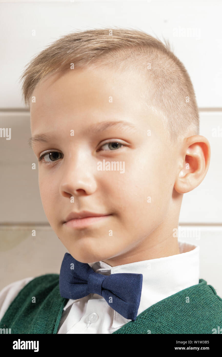 Ein 10-jähriger Junge bereitet für die Schule nach einer langen Sommerpause. Zurück zu Schule. Kinder- porträt Stockfoto