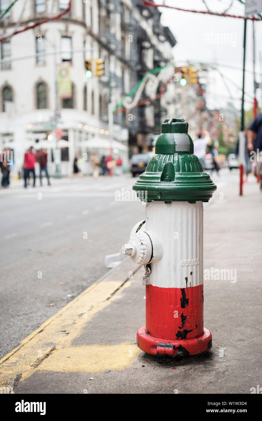 Hydrant lackiert in den Farben der italienischen Nationalflagge, Tricolore, Little Italy, Manhattan, New York City, New York City, Vereinigte Staaten von Amerika, USA, North Amer Stockfoto