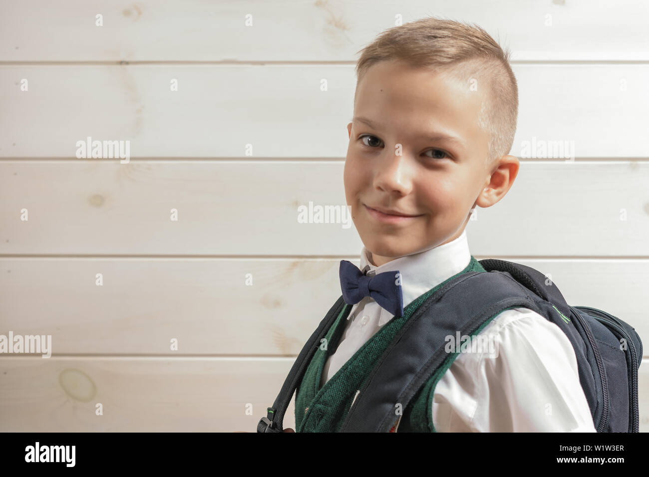 Ein 10-jähriger Junge bereitet für die Schule nach einer langen Sommerpause. Zurück zu Schule. Kinder- porträt Stockfoto