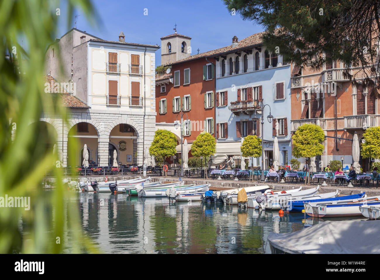 Boote im Hafen von Desenzano am Gardasee, Nördliche Italienische Seen, Lombardei, Norditalien, Italien, Südeuropa, Europa Stockfoto