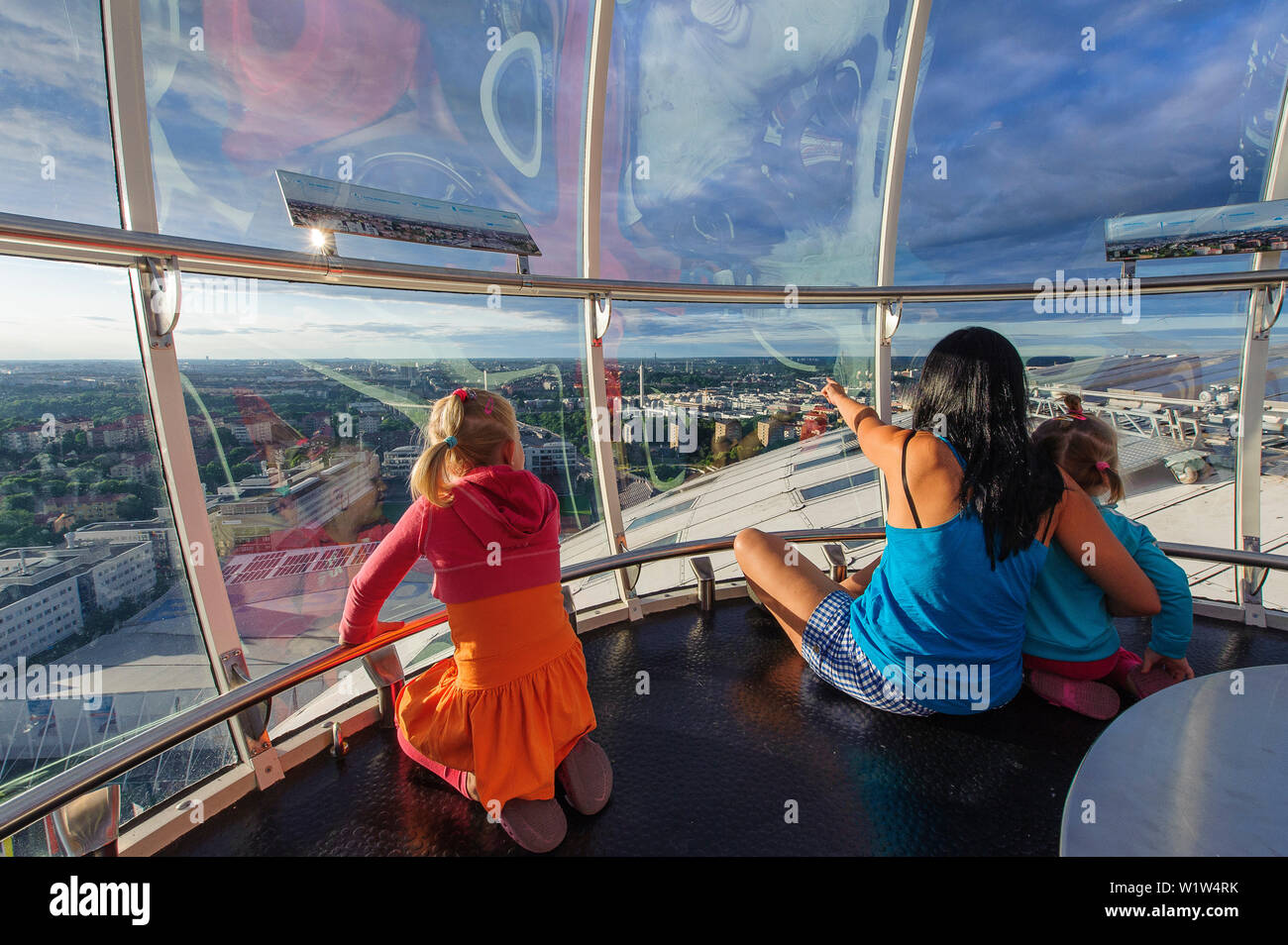 Mutter mit Kindern Fahrten mit Skyview event Halle Ericsson Globe, Stockholm, Schweden Stockfoto