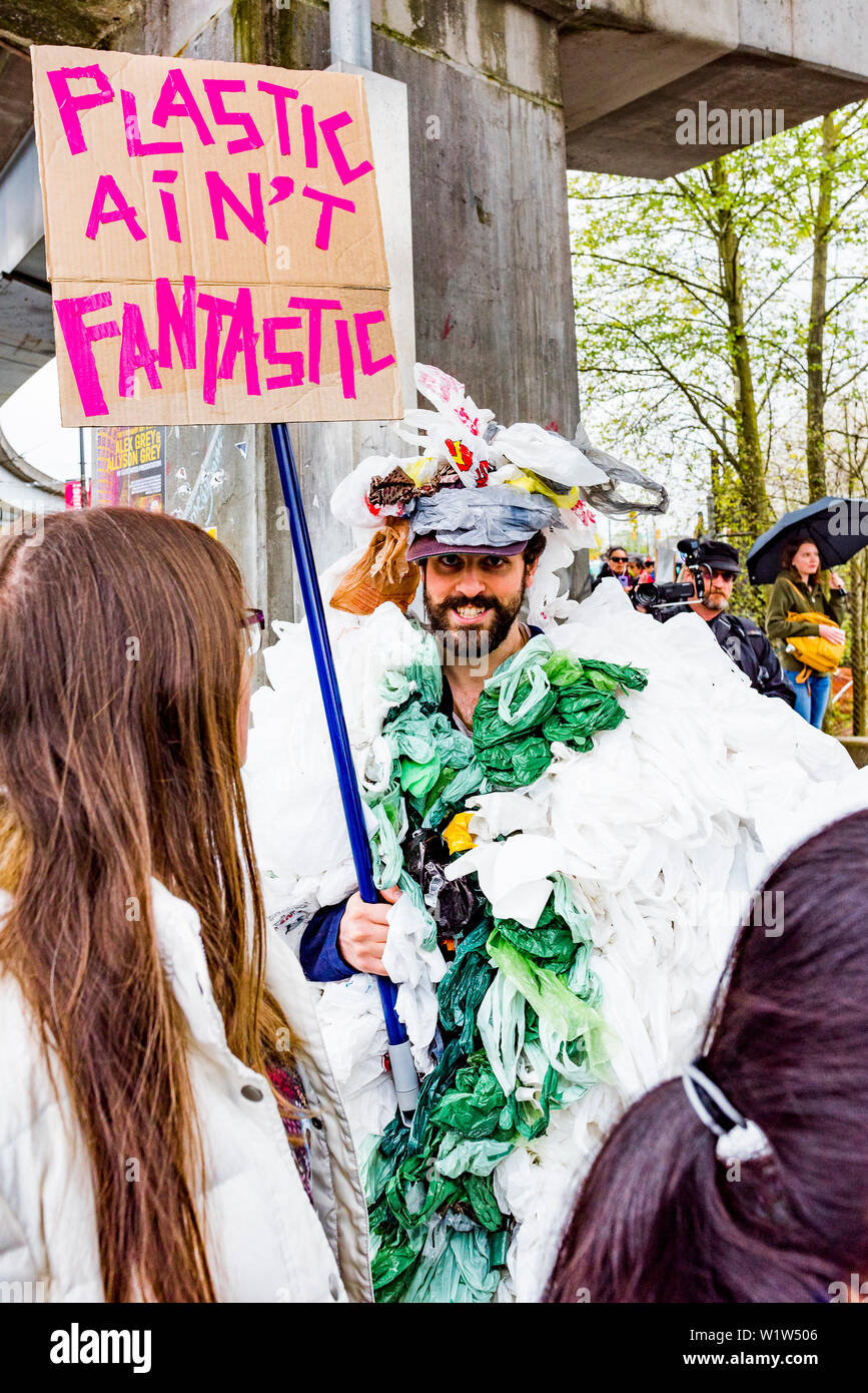 Kunststoff Bewusstsein Kostüm und Zeichen, Earth Day Parade und Festival, Vancouver, British Columbia, Kanada Stockfoto