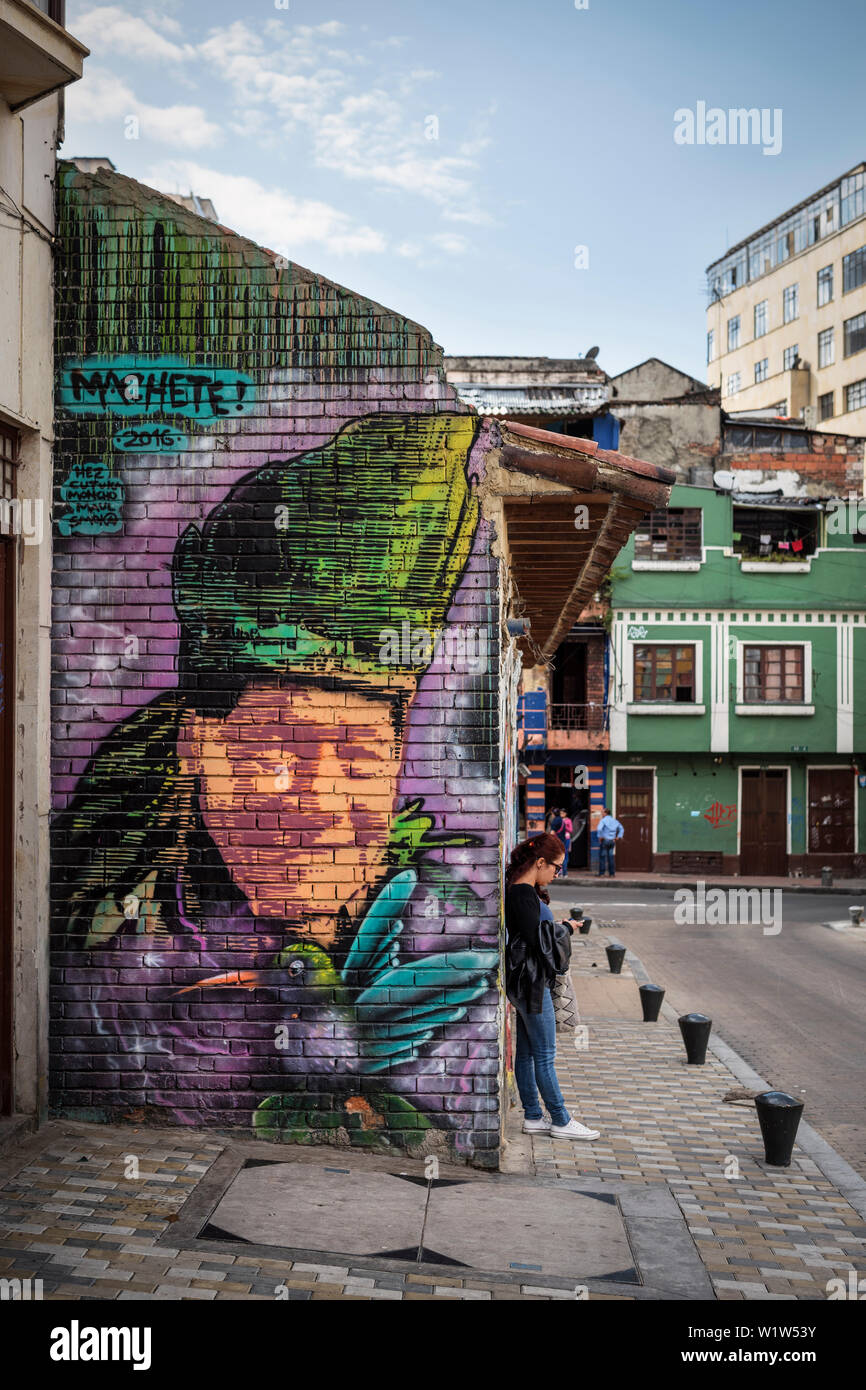 Fahrgäste im historischen Stadtzentrum zwischen Street Art, Hauptstadt Bogota, Departmento Cundinamarca, Kolumbien, Südamerika Stockfoto