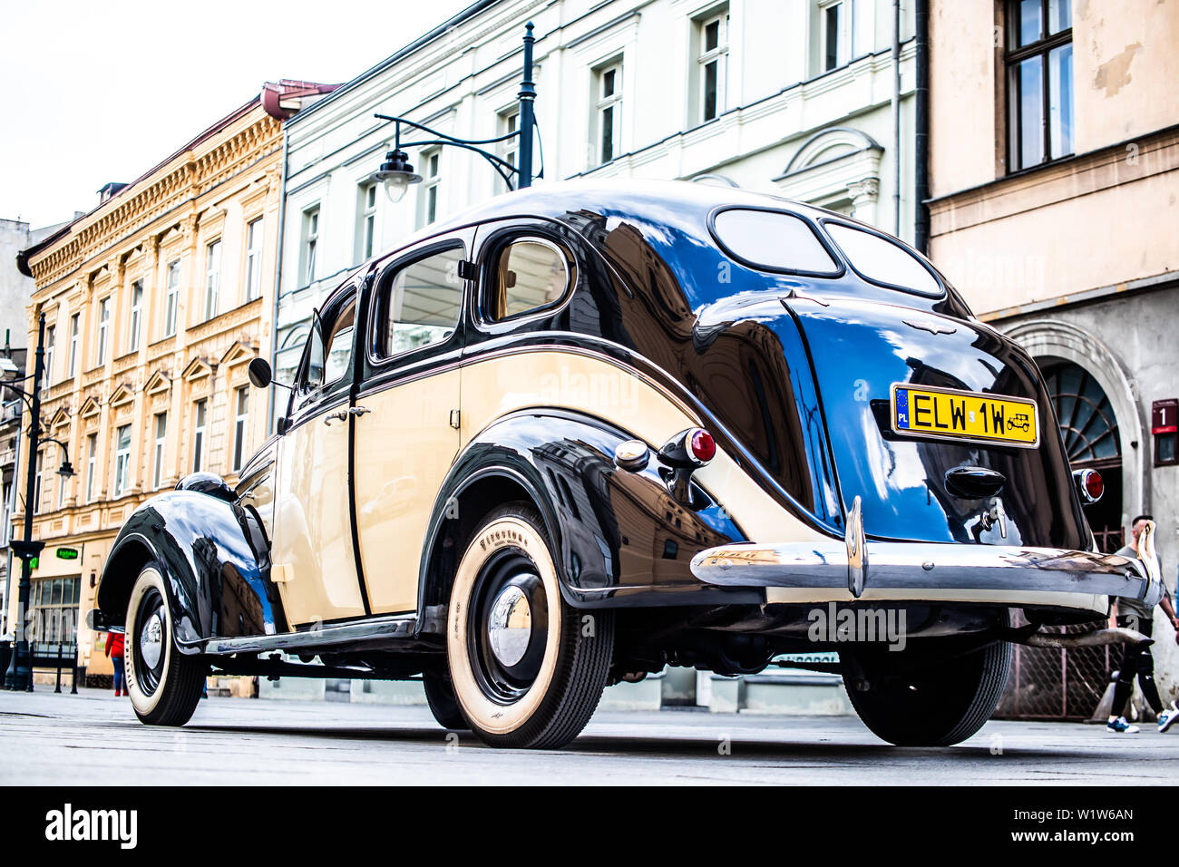 Lodz, Polen, 21. April 2019: Vintage glänzend und glänzend Old Classic retro Auto, Oldtimer für Hochzeit paar, Just married Auto Stockfoto