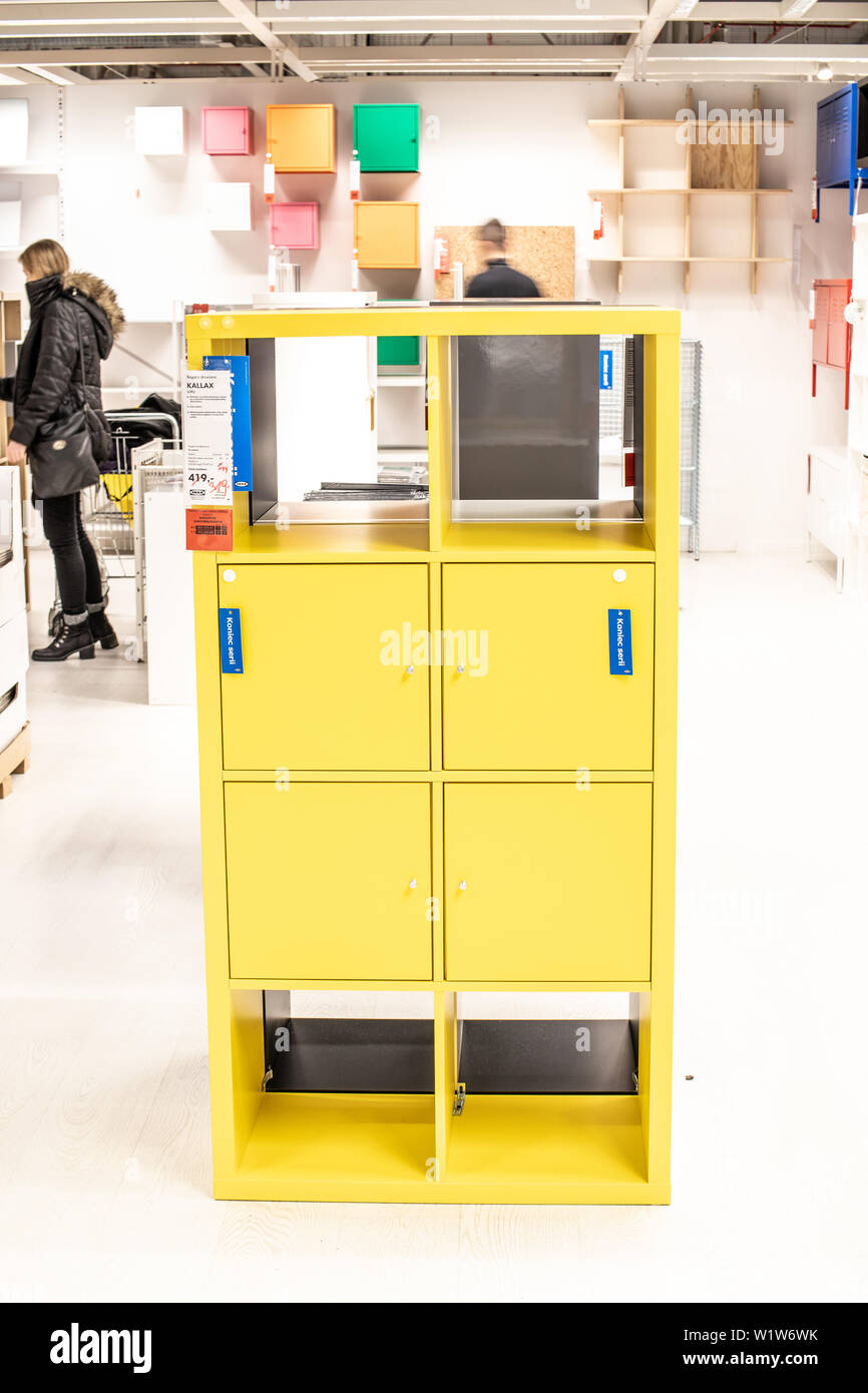 Lodz, Polen, Jan 2019 Ausstellung Innenbereich IKEA. Moderne home Ausrüstung. IKEA verkauft einbaufertigen Möbel, Einrichtung, Wohnaccessoires Stockfoto