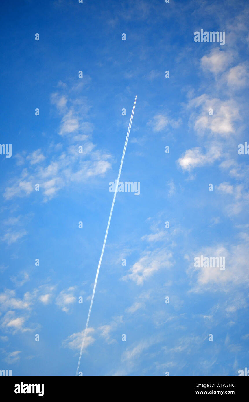 Flugzeug Kreuzung blauer Himmel verlassen Trail (Dubrovnik, Kroatien) Stockfoto