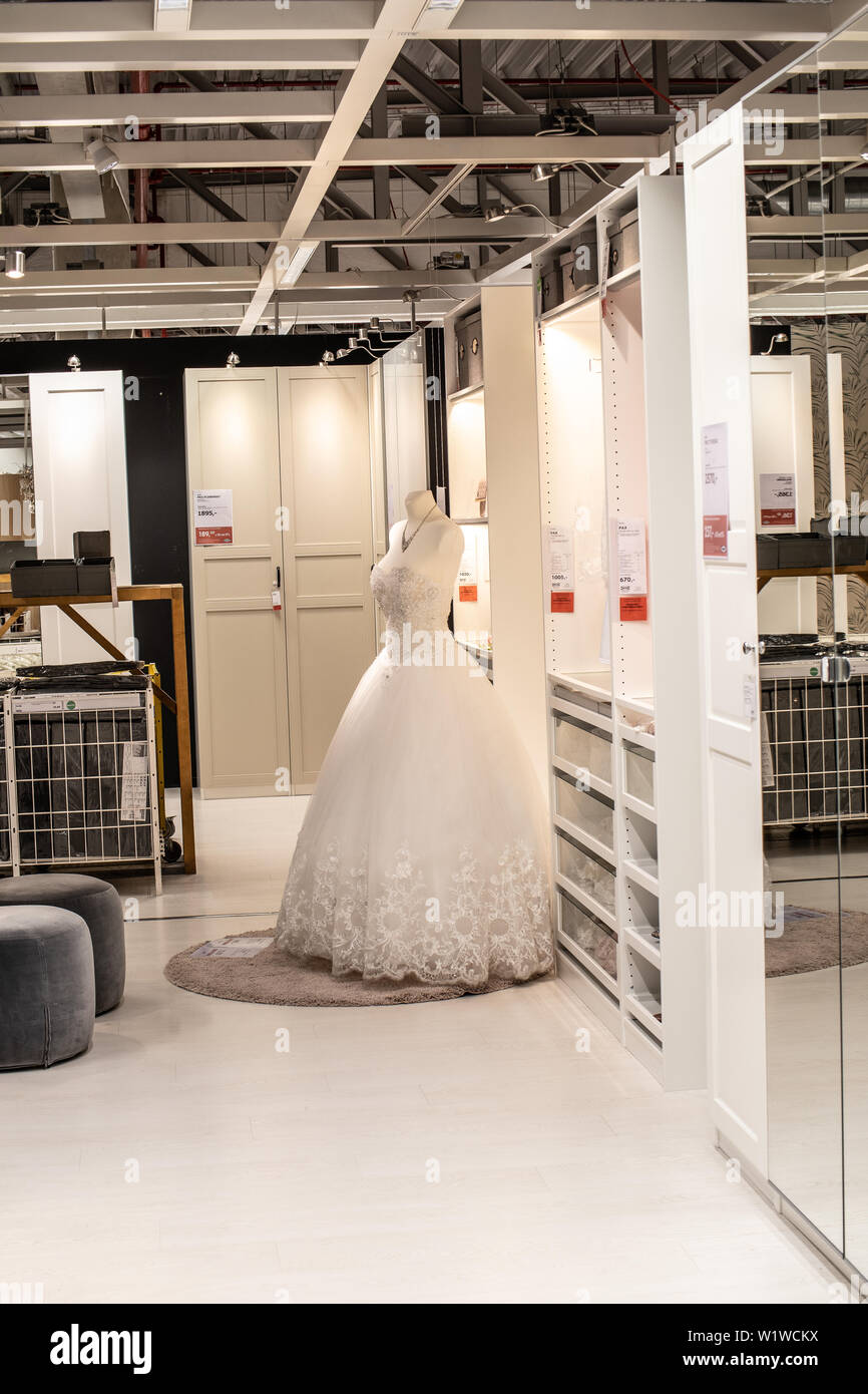 Lodz, Polen, Jan 2019 Ausstellung, Innenraum IKEA. Kleiderschränke,  Brautkleid für die Braut, IKEA verkauft Ready-to-Möbel zusammenbauen,  Wohnaccessoires Stockfotografie - Alamy