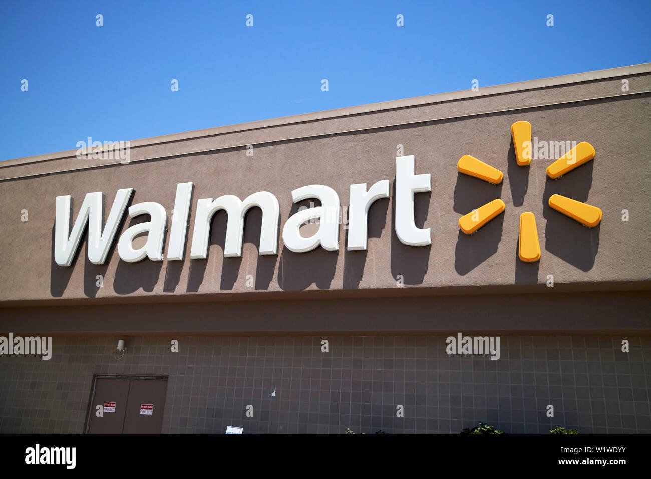 Walmart Zeichen und Logos auf ein supercenter in Indianapolis Indiana USA Stockfoto
