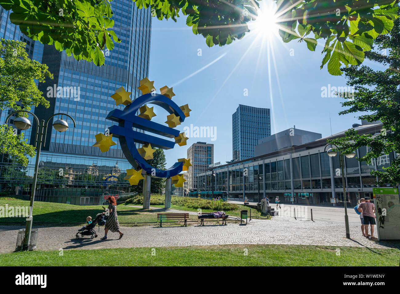 Frankfurt am Main, Deutschland. Juli 2019. Das Denkmal des Euro Symbol vor dem Eurotorre Gebäude Stockfoto