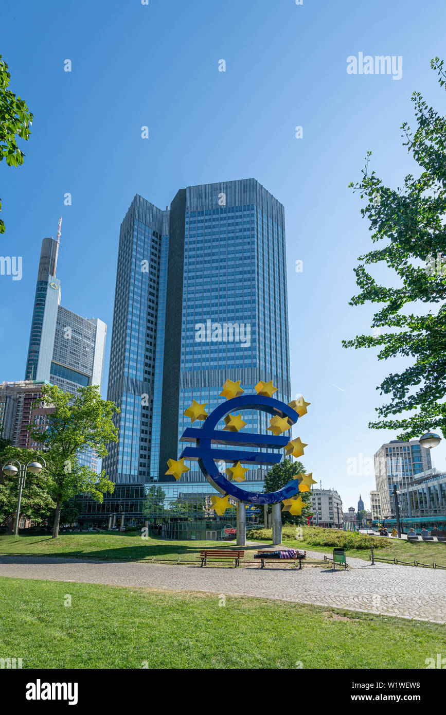 Frankfurt am Main, Deutschland. Juli 2019. Das Denkmal des Euro Symbol vor dem Eurotorre Gebäude Stockfoto