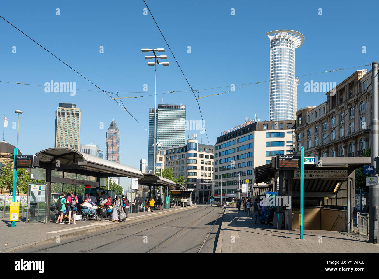 Frankfurt am Main, Deutschland. Juli 2019. Ein Blick auf die Fahrgäste in der Straßenbahn-Haltestellen warten Stockfoto