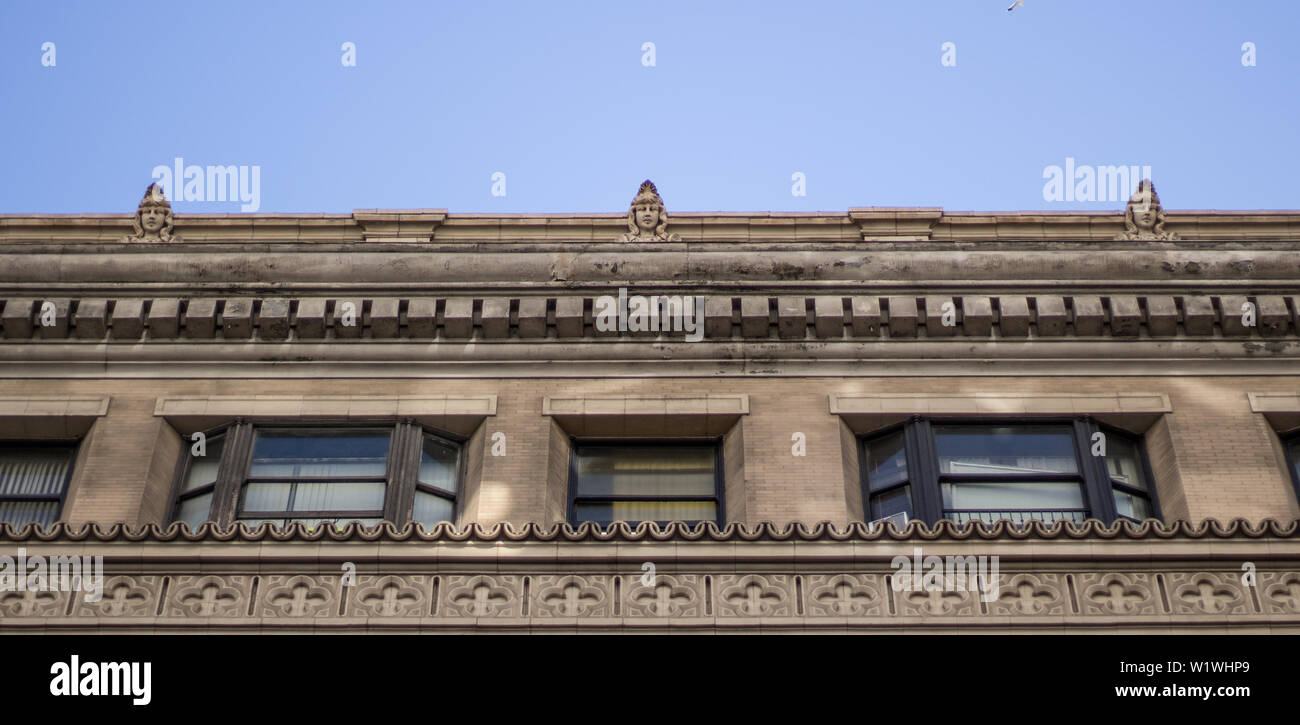 Dekorative Stein Gesims mit weiblichen Figuren auf einem Gebäude in der Innenstadt von Los Angeles Stockfoto