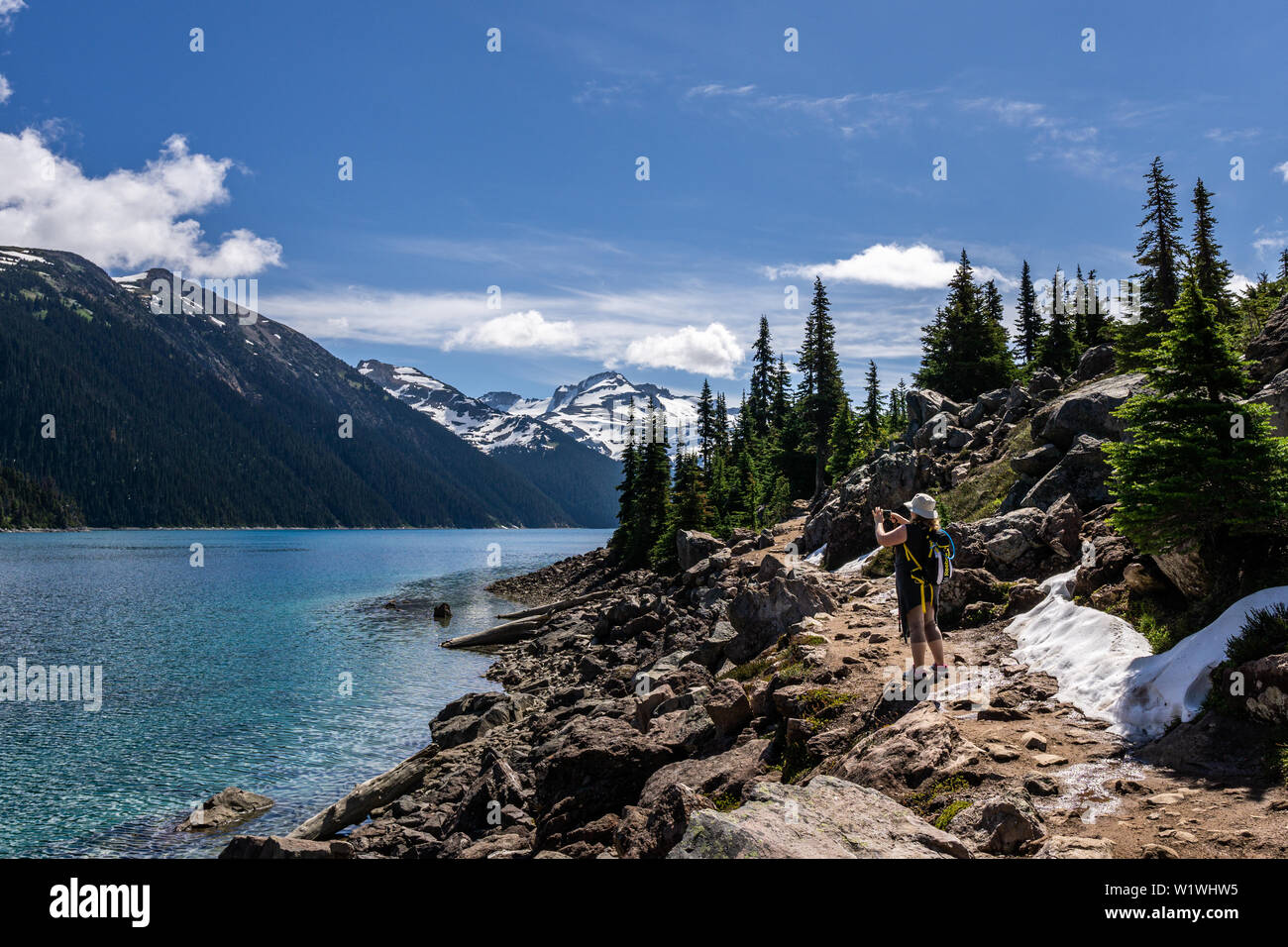 Garibaldi Provincial Park, Kanada - 16. JUNI 2019: Blick auf den See schönen sonnigen Morgen mit Wolken am Himmel bluew. Stockfoto