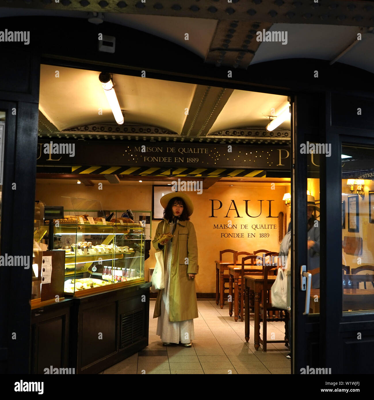 Paris Cafe Mädchen Stockfoto