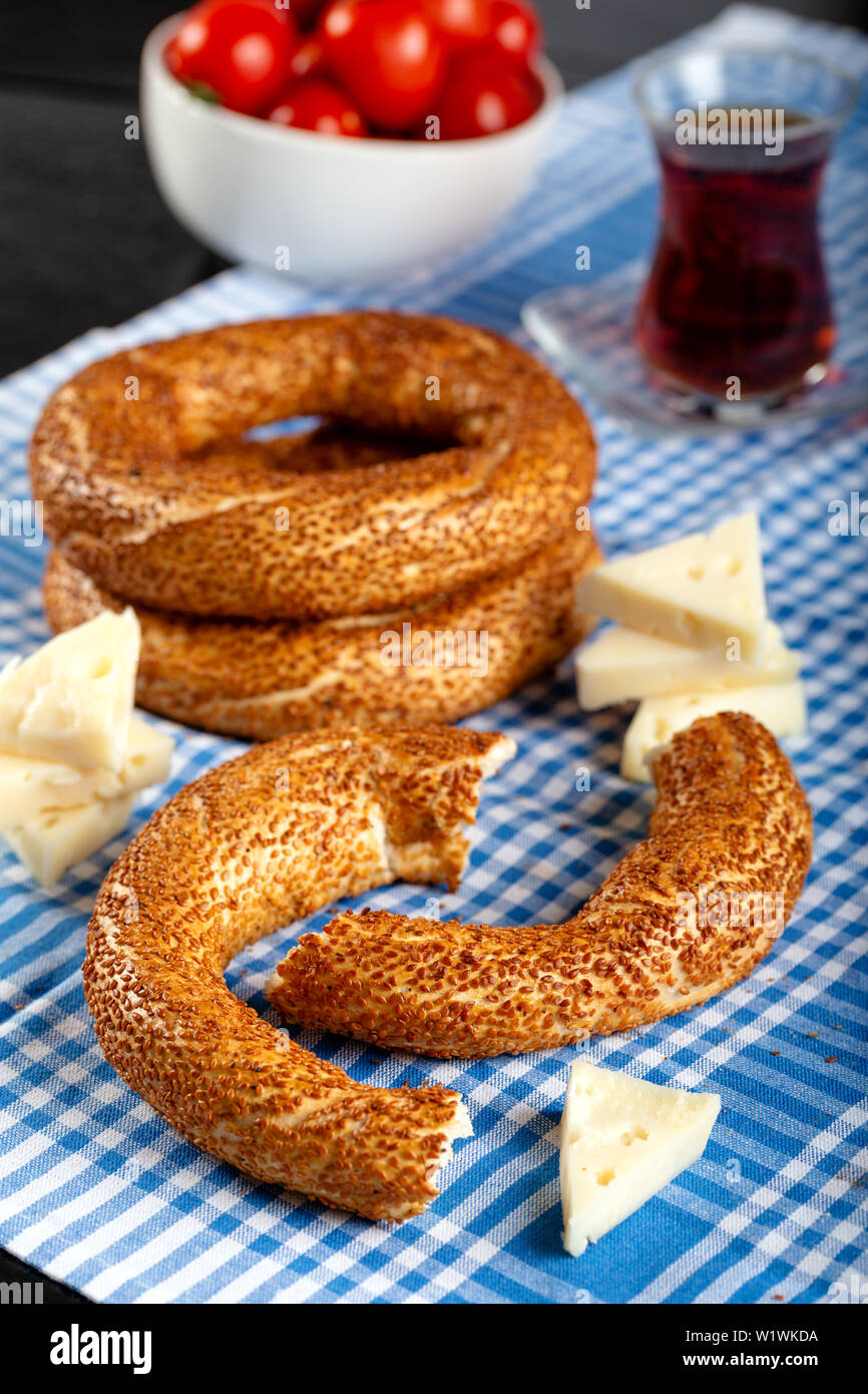 Türkische Bagel (simit, gevrek) und Tee Stockfoto