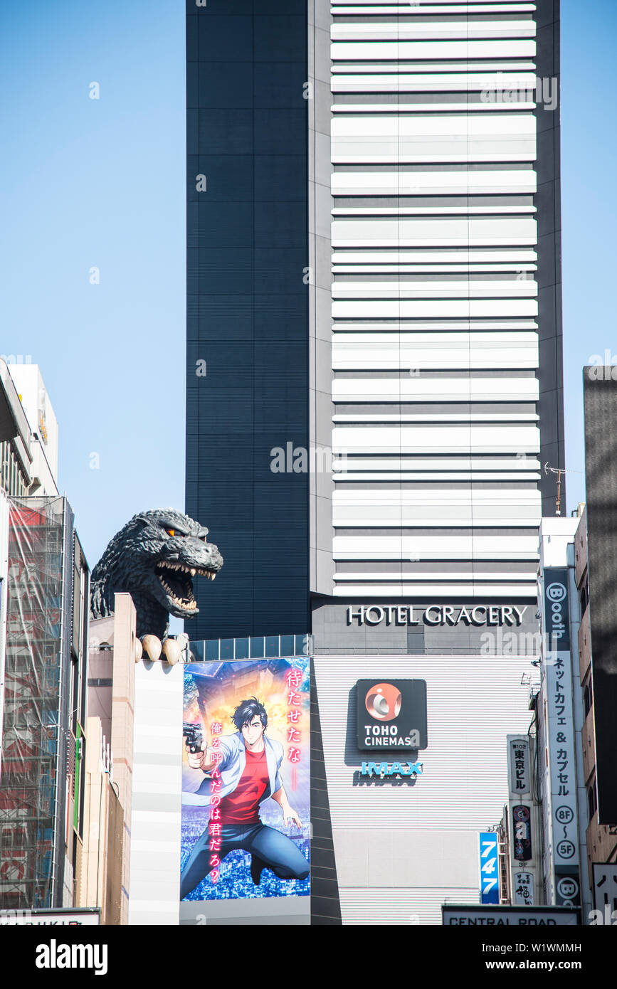 Godzilla statue inmitten street Szene mit TOHO Kino und Hotel Gacery Tokyo Japan Stockfoto