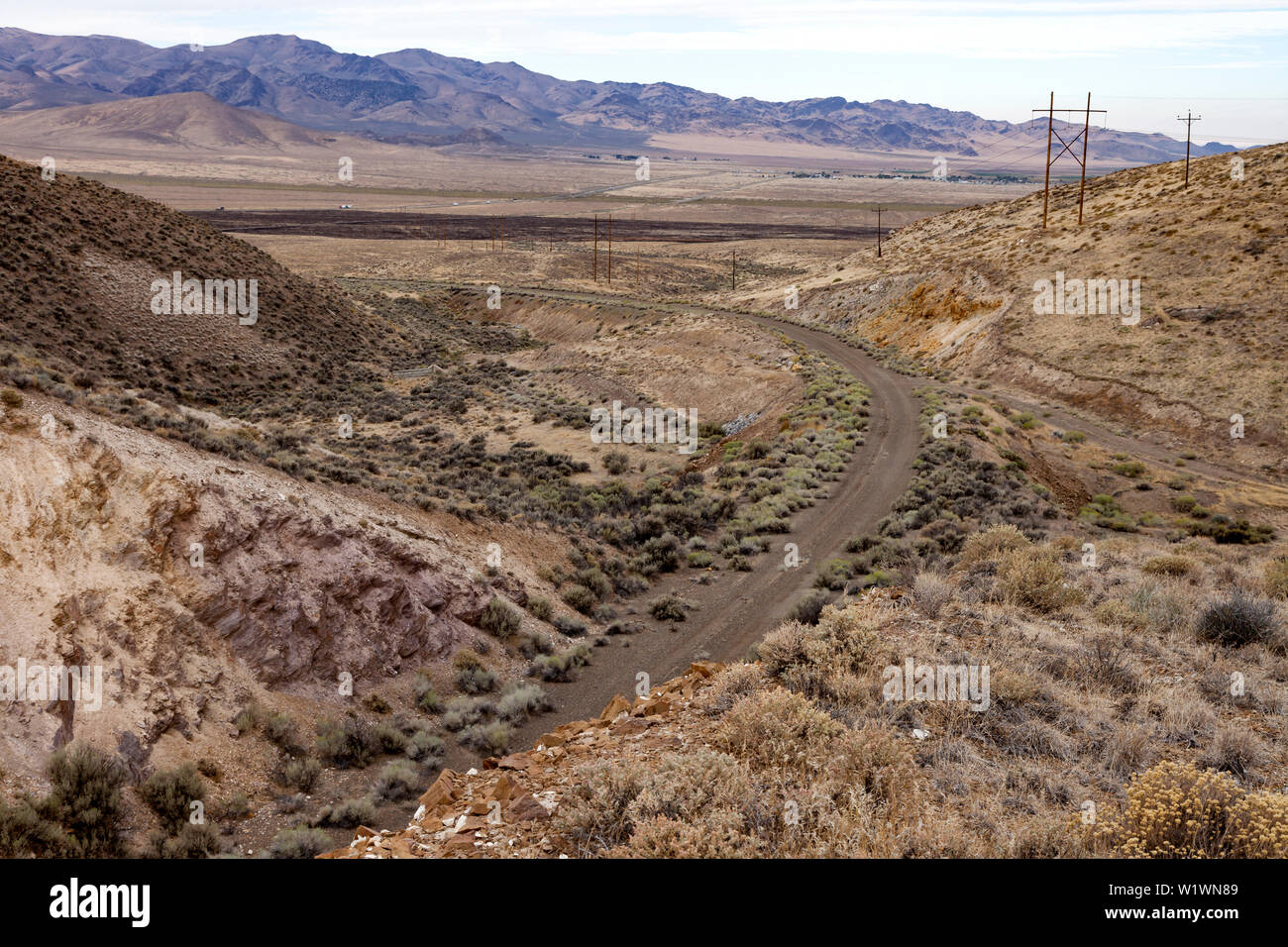 Die verlassenen Bahnkörper des Highway US 40 hinunter in Richtung Golcanda, Nevada, aus dem Golcanda Gipfel. Stockfoto