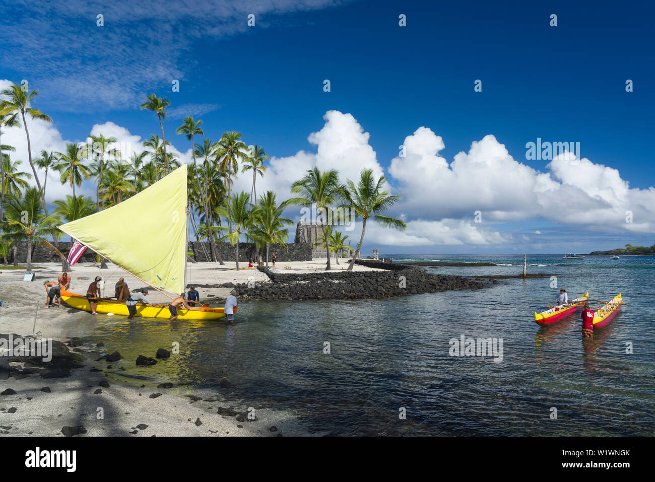 Segeln Kanu und Outrigger Kanu fahrten sind auf kulturellen Tag an Pu'uhonua O Honaunau NP in South Kona Hawaii verfügbar Stockfoto