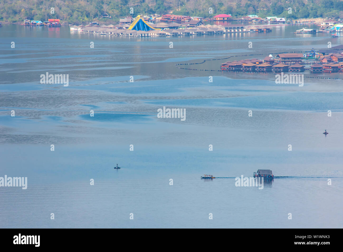 Die Schiffe wurden sie ein Hausboot in den Damm am Sri Nakarin Damm, Kanchana Buri in Thailand. Stockfoto