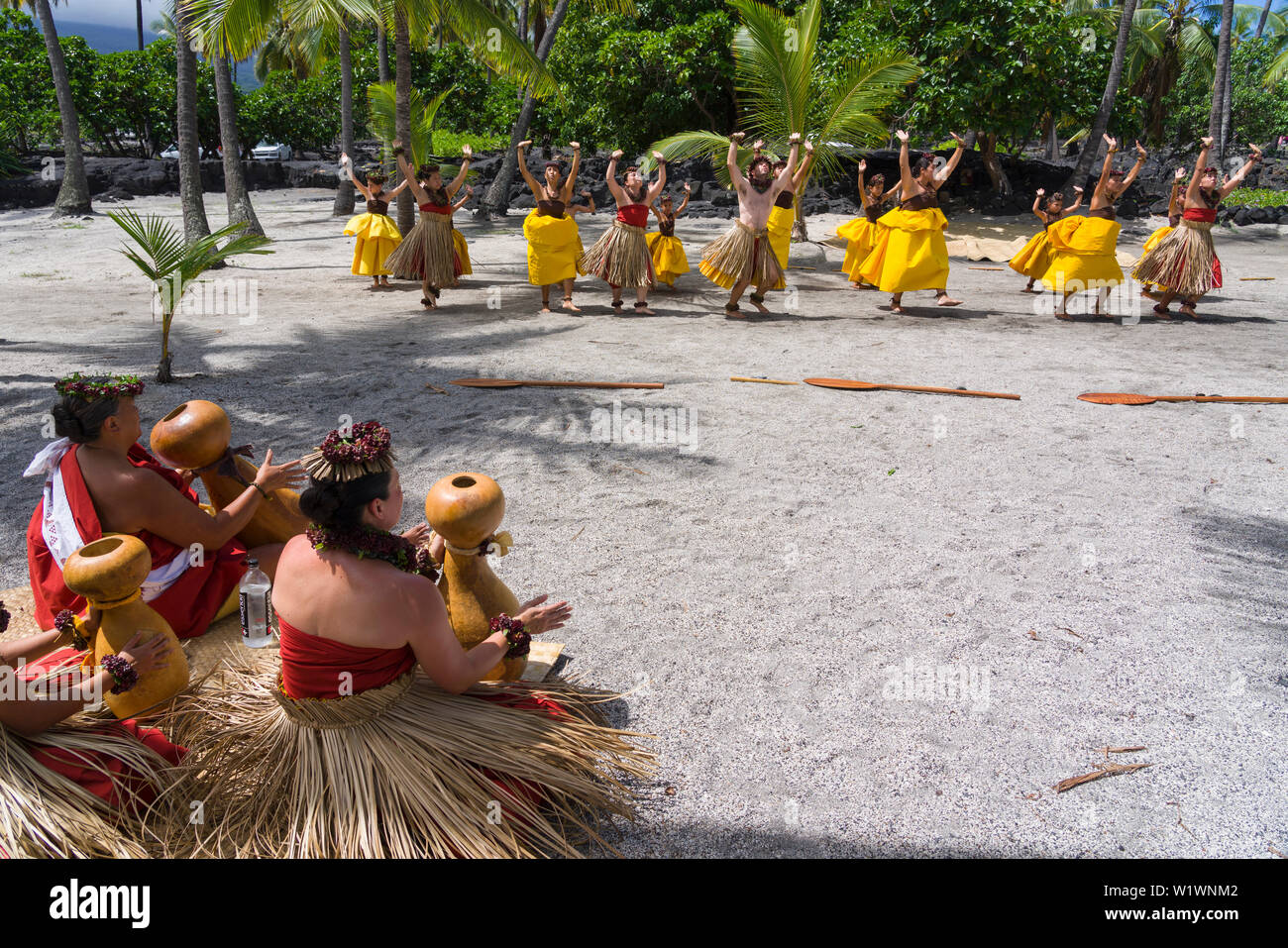 Hula Halau bei kulturellen Tag an Pu'uhonaua O Honaunau National Park in South Kona Hawaii durchführen. Stockfoto