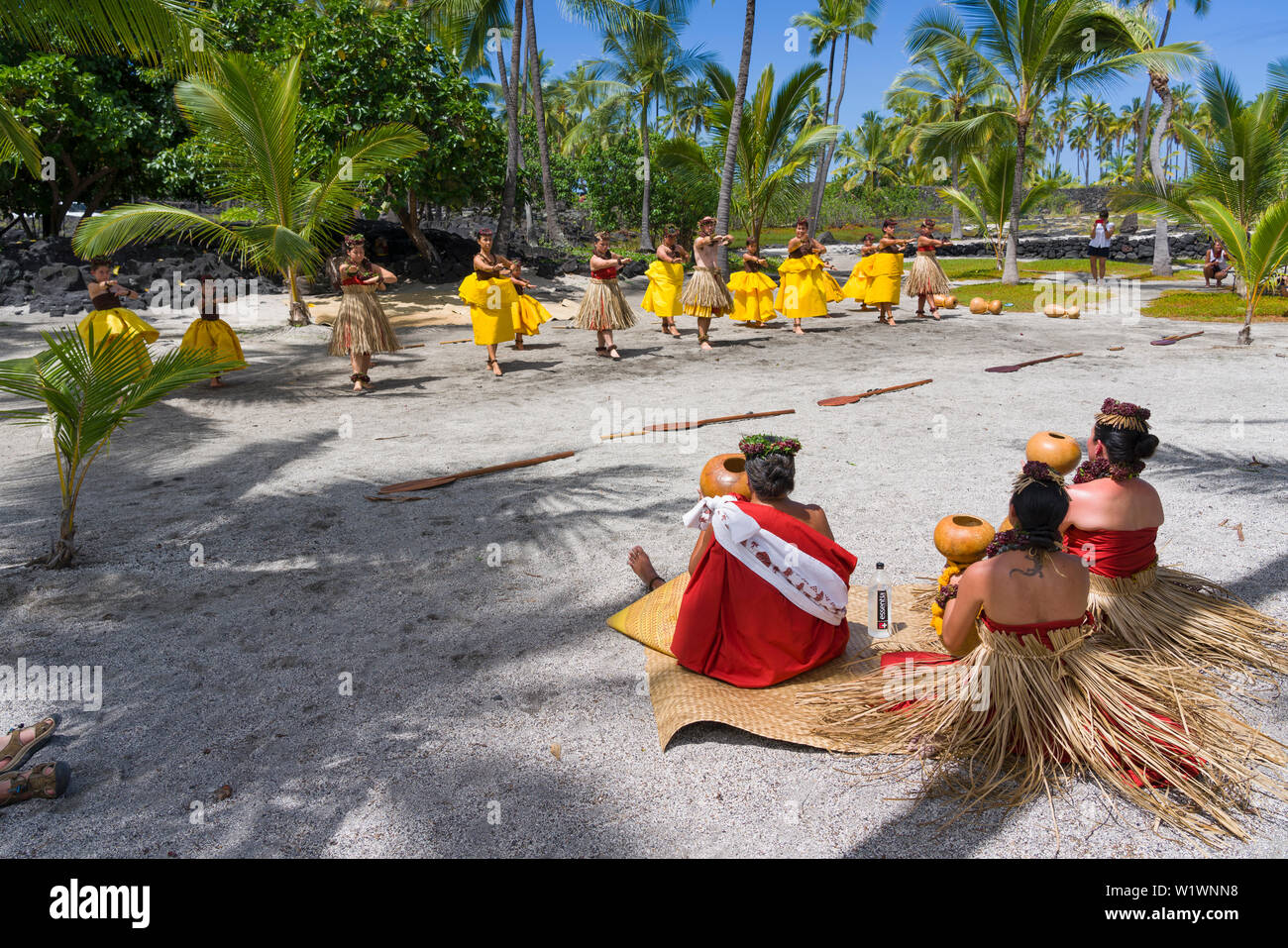 Hula Halau bei kulturellen Tag an Pu'uhonaua O Honaunau National Park in South Kona Hawaii durchführen. Stockfoto