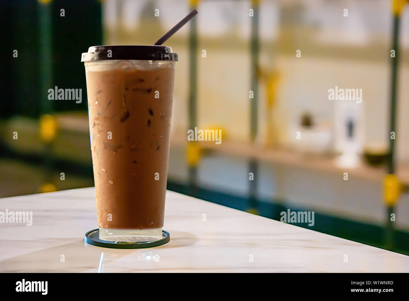 Eiskaffee, Schlagsahne in einem Glas auf den Tisch. Stockfoto