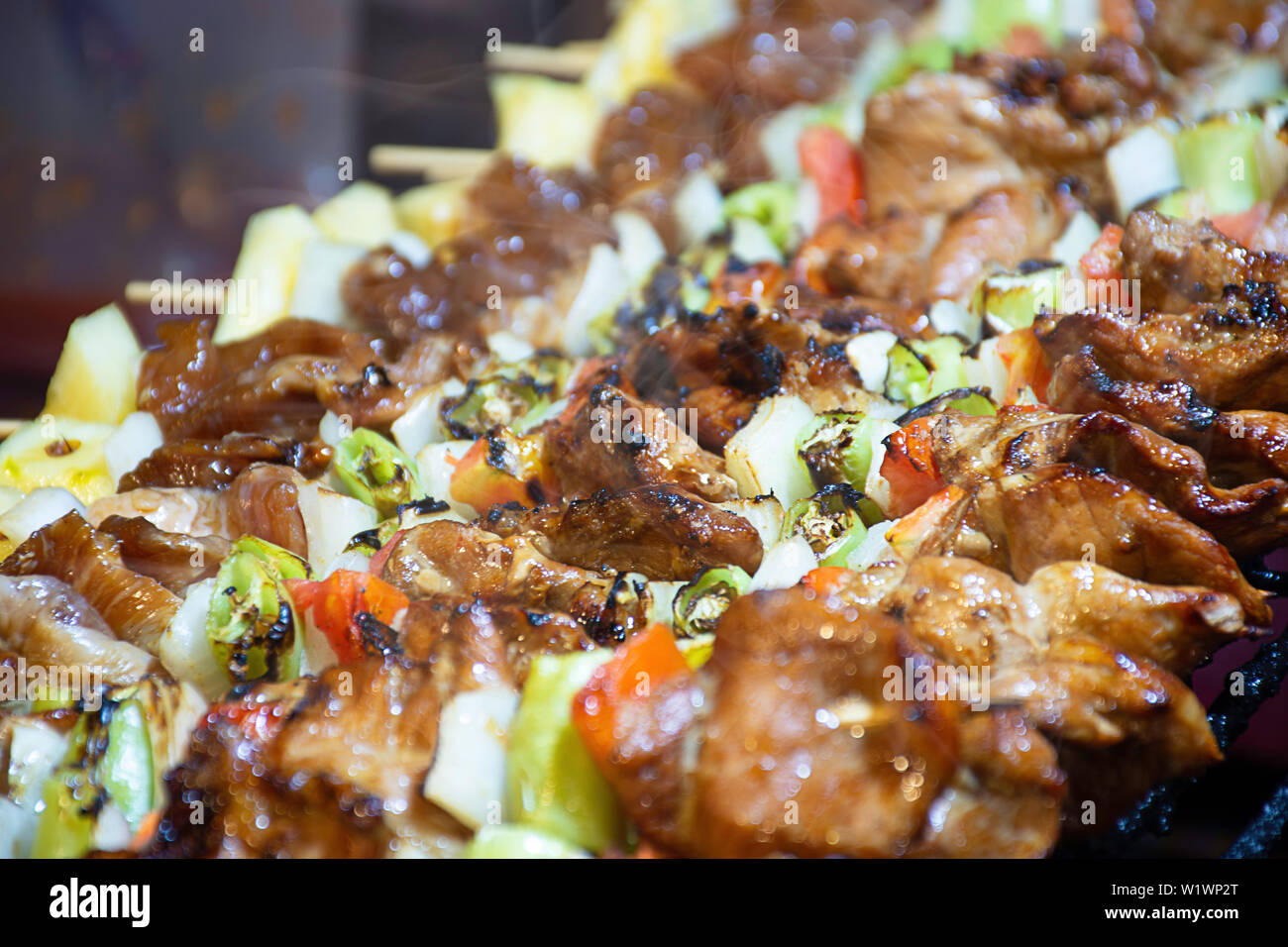BBQ Gegrilltes Fleisch mit Gemüse und Tomatensauce auf den Stahl Gitter mit der Hitze. Stockfoto