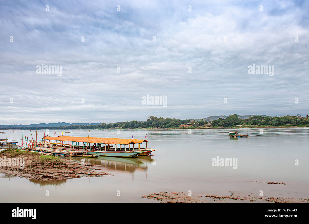Das Kreuzfahrtschiff und schwimmenden Fischen auf dem Mekong Fluss in Loei in Thailand. Stockfoto