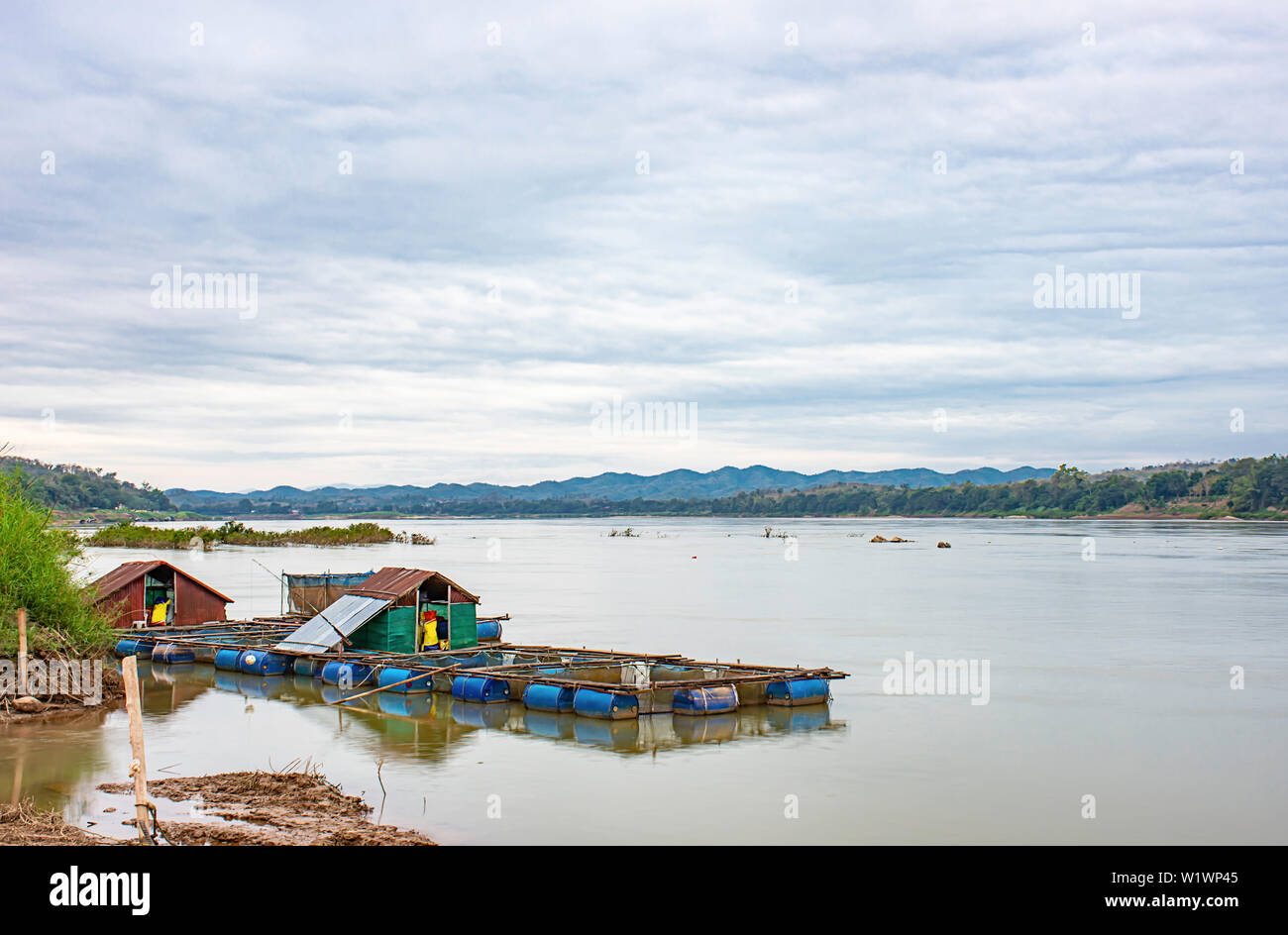 Das Floß schwimmende Fischzucht und Sky auf dem Mekong Fluss in Loei in Thailand. Stockfoto