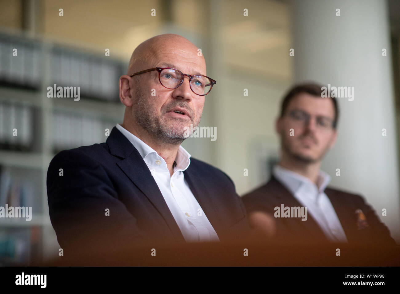 Eggenstein Leopoldshafen, Deutschland. 06 Mai, 2019. Roland Dittmeyer (l), Leiter des Instituts für Micro Process Engineering (Imvt) am Karlsruher Institut für Technologie (KIT) und Tim Böltken, einer der Geschäftsführer der Ineratec GmbH, in einem Interview mit der Deutschen Presseagentur (dpa). (Dpa-Geschichte: 'Magic Formel E-Brennstoffe: Wie alle Autos werden könnten Climate Neutral' vom 04.07.2019) Credit: Marijan Murat/dpa/Alamy leben Nachrichten Stockfoto