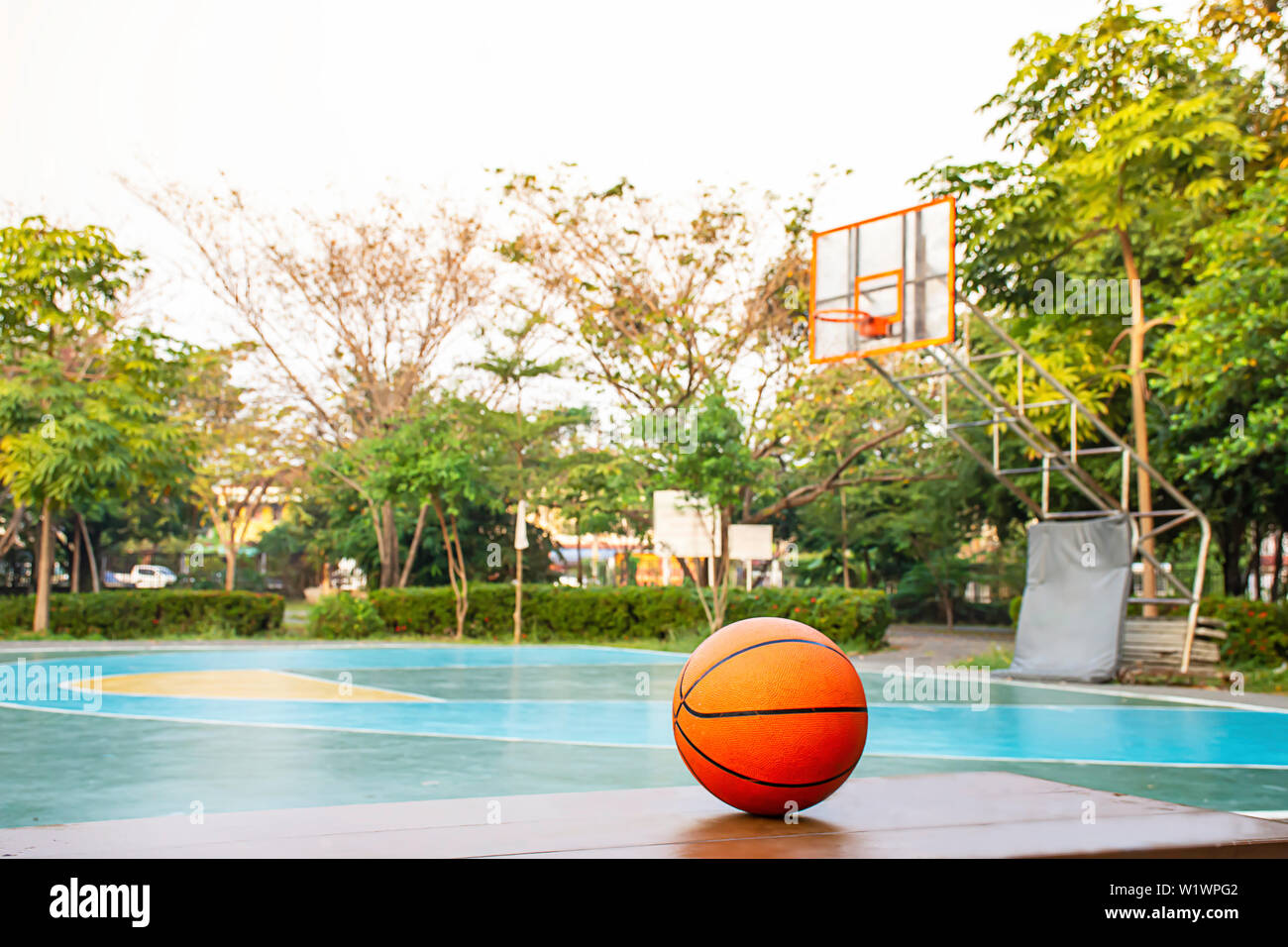Basketball auf dem holzstuhl Hintergrund Basketballplatz und Park. Stockfoto