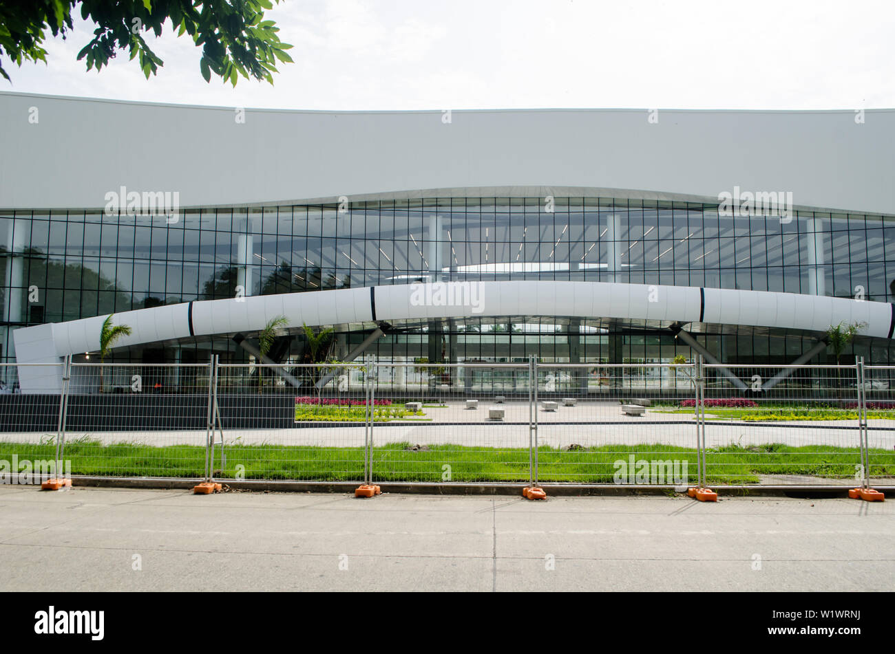 Fassade des Neuen Amador Convention Center an der pazifischen Eingang zu den Panama Kanal entfernt. Stockfoto